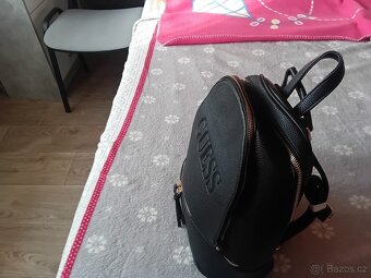 NOVÝ BATŮŽEK ČERNÝ GUESS - 2