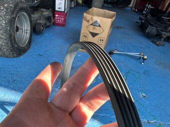 Bmw e39 dráždivý řemen na klimakompresor - 2