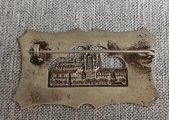 Krásná starožitná gravírovaná brož /PRAHA/. - 2
