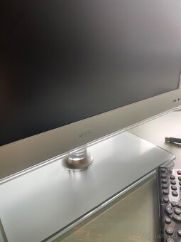 Malá televize JVC na nožičce - 2