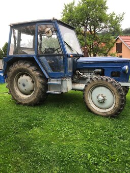 Traktor 6745 s dvoukolovou vlečkou a pluhem - 2