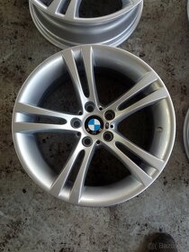 kola BMW M5 - 2
