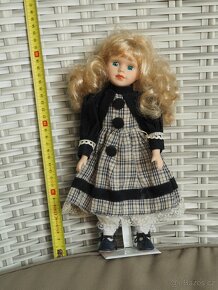 Porcelánová panenka - černé knoflíky - 2