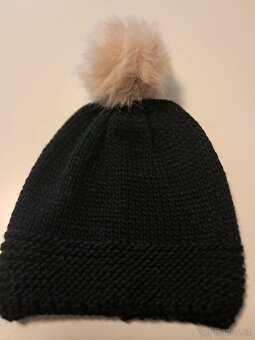 Čepice dámská s bambulí - 2