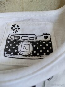 Bílé bavl.triko s módními obrázky, vel.122 - 2