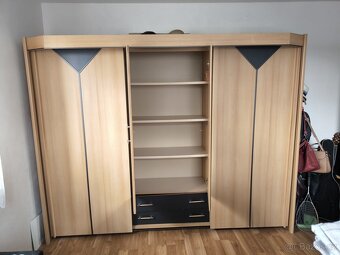 Velká úložná skříń se zrcadlem a šuplíky - 2