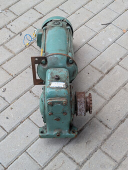 Elektromotor s převodovkou, 1 - 2