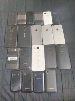 Mix 20ks Starší dotykové mobily pro sběratele - 2