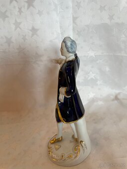 Porcelánová soška šlechtice - 2