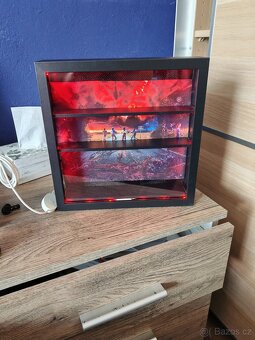 Sviticí vitrínka na figurky s Kinder Joy - 2