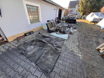 BMW E23 karoserie na kolech + díly - 2