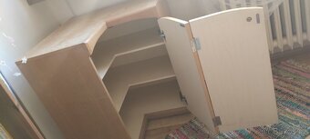 Rohová dřevěná skříňka - 2