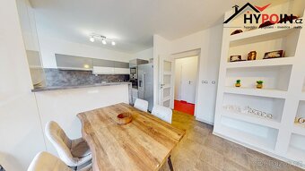 Prodej Moderního Bytu 3+kk s Terasou a Předzahrádkou v Stěží - 2