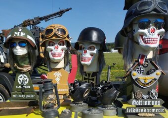 military stojánky na přilby - 2