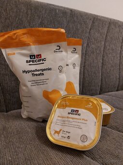 2x konzerva a 2x pamlsky pro psy Specific - Hypoallergenic - 2