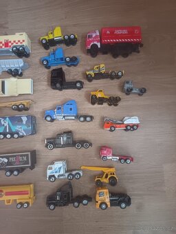 Sada kovových a plastových modelů nákladních aut – 26 kusů - 2