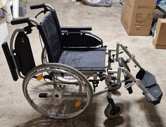 Invalidní vozík mechanický,  polohovací podnožky.  Záruka - 2