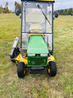Vzácný zahradní traktor John Deere 285 s kabinou a radlicí – - 2