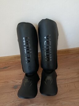 Venum MMA rukavice + chrániče holení - 2