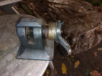 Starý lis, stroj A.M.Erichsen na zkoušení barev. - 2