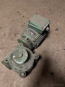 Asynchronni motor s snekovou prevodovkou - 2