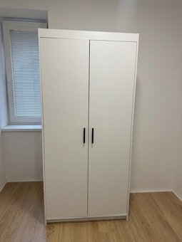 Bílá šatní skříň a regál - 2