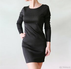 Nové minimalistické černé šaty s třpytem Divided vel.L - 2