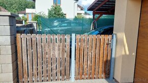 Vjezdová dvoukřídlá brána, branka a plotové pole. - 2