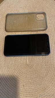 Prodám černý iPhone 11 64GB - top stav- baterie 88% - 2