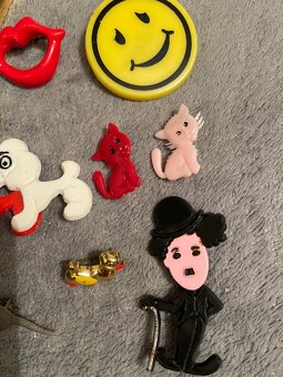 Sbírka připínátek, figurek a odznaků - 2