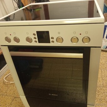 Sporák Bosch s elektrickou troubou a sklokeramickou deskou - 2