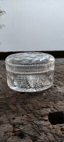 Broušená skleněná dóza s víčkem - 2