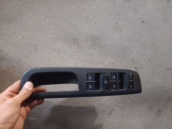 Škoda Octavia 1 ovladač oken pravý přední - 2