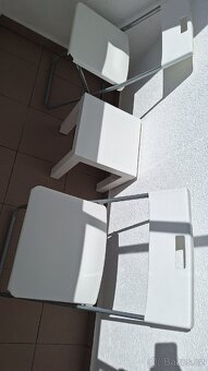 2 židle bílé (stolek k tomu) - 2