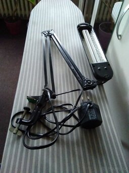 Zářivková lampička, nastavitelná s adaptérem černá. - 2