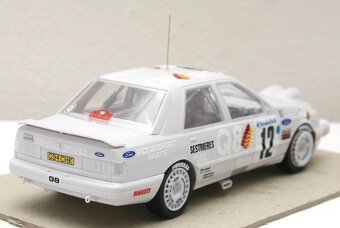 FORD SIERRA COSWORTH 4x4 - hotový model (1:24) - 2
