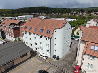 Prodej polyfunkční budovy s kancelářemi, byty, garážemi v... - 2