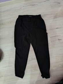 Prodám černé proužkované kalhoty - 2