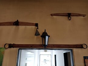 Rustikální selský nábytek, lovecké vybavení vesnické hospody - 2