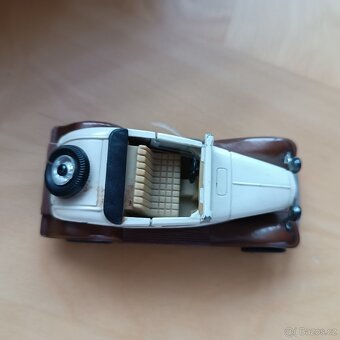 Prodám kovový model 1:43 Ford Roadster - 2