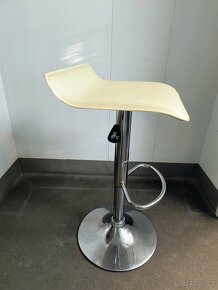 Nove 2ks barove stolicky svetle kremove barvy v baleni 2ks - 2