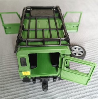 Bruder Land Rover Defender - 2