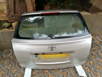 Páté dveře Toyota Avensis T25 - 2