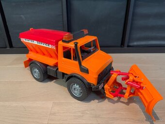 Bruder Mercedes Benz sypač s pluhem - 2