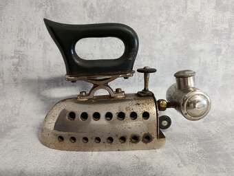 Velmi stará menší lihová žehlička OMEGA do sbírky, k dekorac - 2