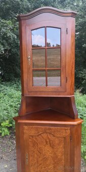 Rohová mahagonová vitrína - 2
