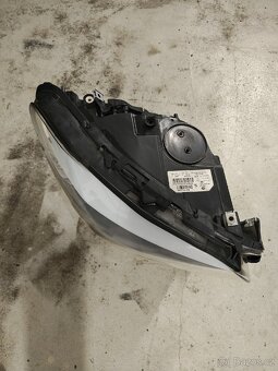 BMW F10, F11 pravý světlomet - 2