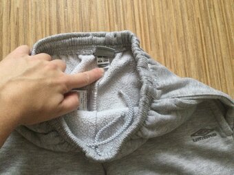 Tepláky zn. UMBRO vel. 152 - 2