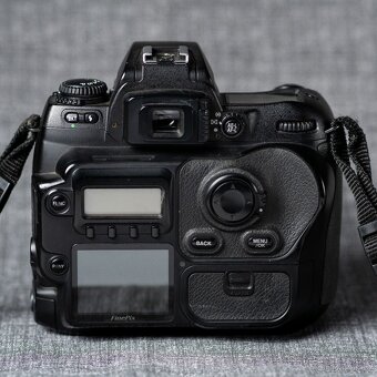 Fujifilm FinePix S3 Pro - 2