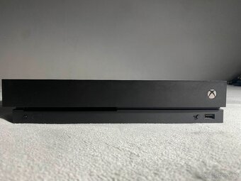 Xbox One X 1TB + 2 ovladače + 3 hry na disku + top hry v sys - 2